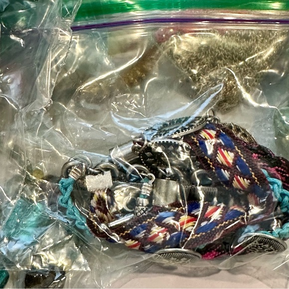 Over 4lbs!! Wonderful Collection of Individually Bagged Bulk Jewelry - Picture 5 of 11